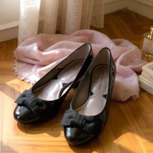 Adrienne Vittadini Black Patent Leather Flats with Bows Size 7